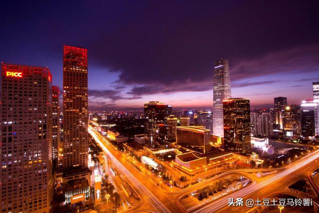 车水马龙的意思（车水马龙的意思写一段话）